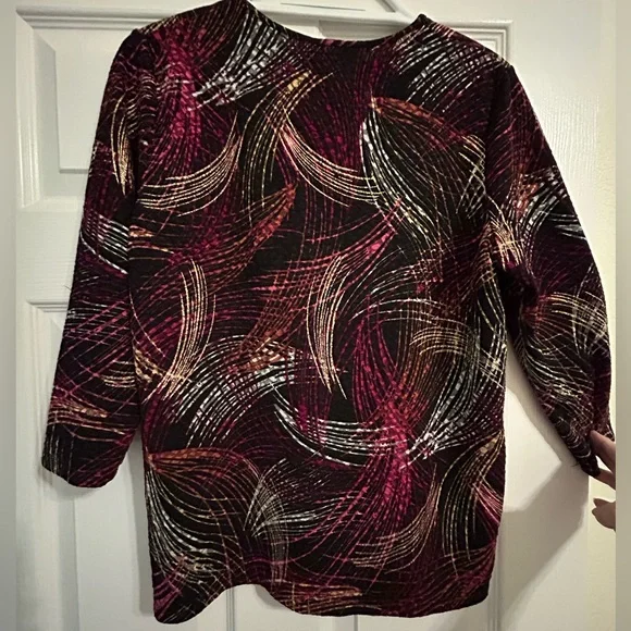 Alison Daley Abstract Prin, 3/4 Sleeve Top. It has a bit of stretch to it. - Picture 4 of 6